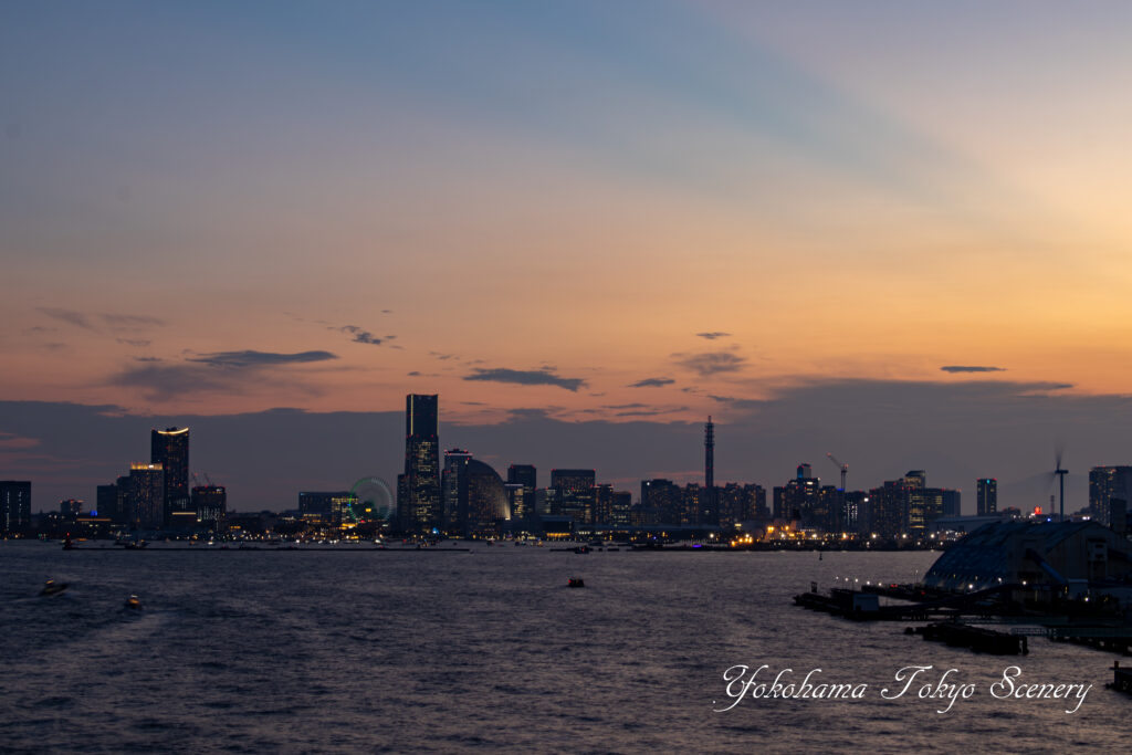 大黒大橋から望む夕暮れの横浜みなとみらい