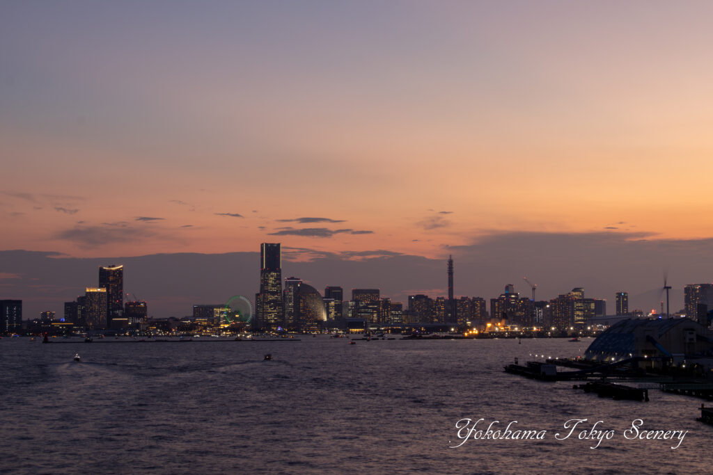大黒大橋から望む夕暮れの横浜みなとみらい