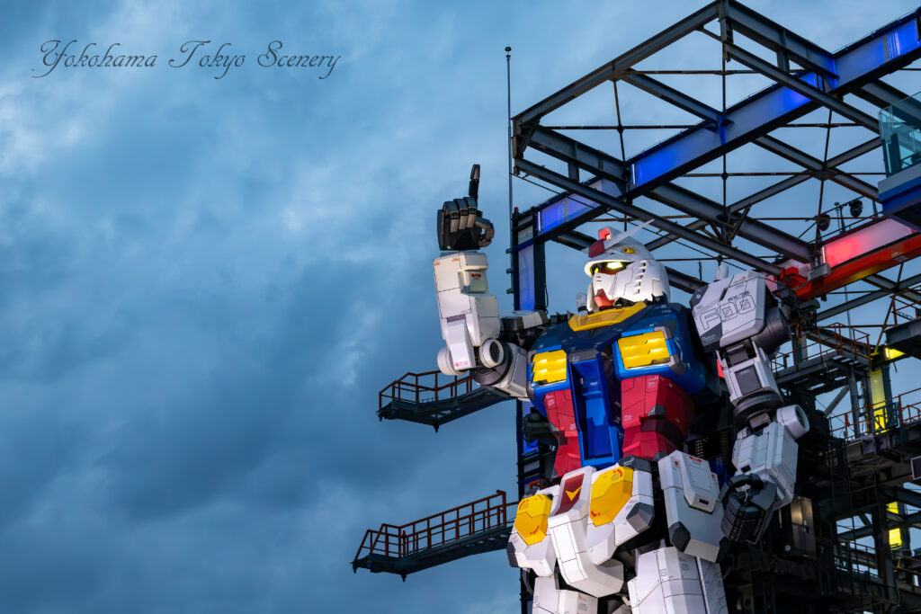 昼のガンダムファクトリーヨコハマと実物大ガンダム 指先