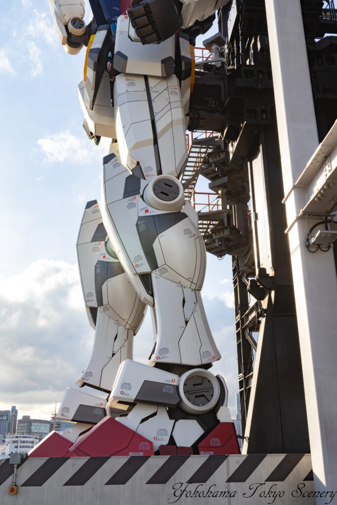 昼のガンダムファクトリーヨコハマと実物大ガンダム 足の部分