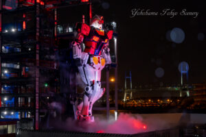ンダムファクトリーヨコハマの夜景とライトアップされた実物大ガンダム