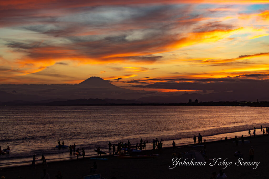 片瀬西浜海岸から望む夕焼けの富士山と海岸