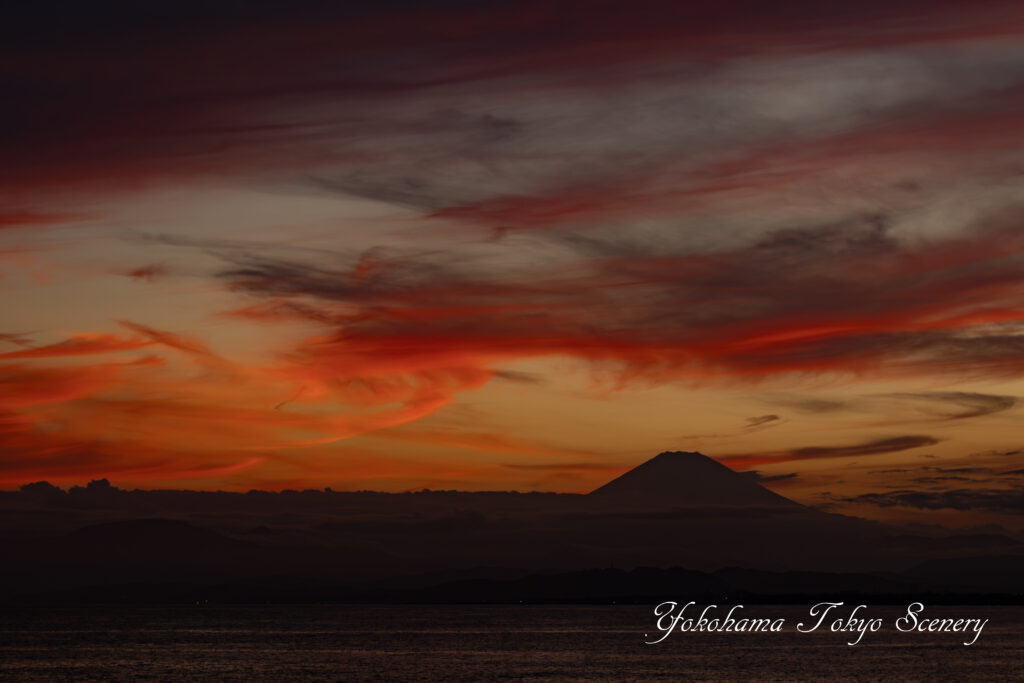 片瀬西浜海岸から望む夕焼けの富士山と海