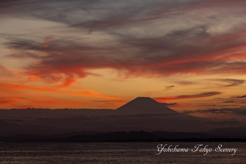 片瀬西浜海岸から望む赤く染まった夕空と富士山