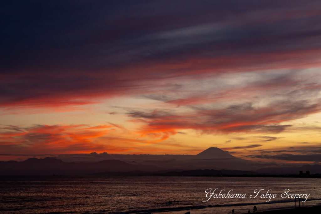 片瀬西浜海岸から望む夕焼けの富士山と海