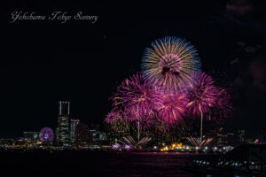みなとみらいスマートフェスティバルで打ち上がる花火と横浜みなとみらいの夜景