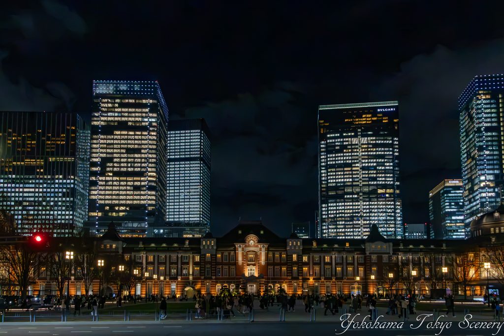 東京駅丸の内駅舎と高層ビルの夜景