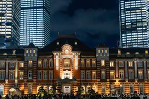 東京駅丸の内駅舎と高層ビルの夜景