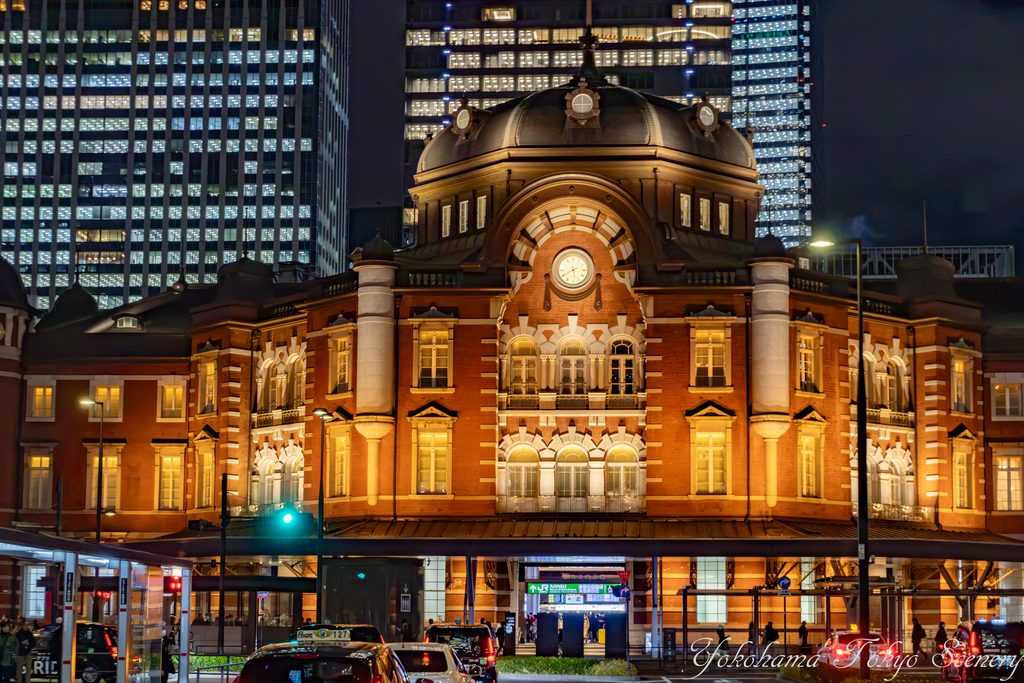 東京駅丸の内駅舎と高層ビルの夜景