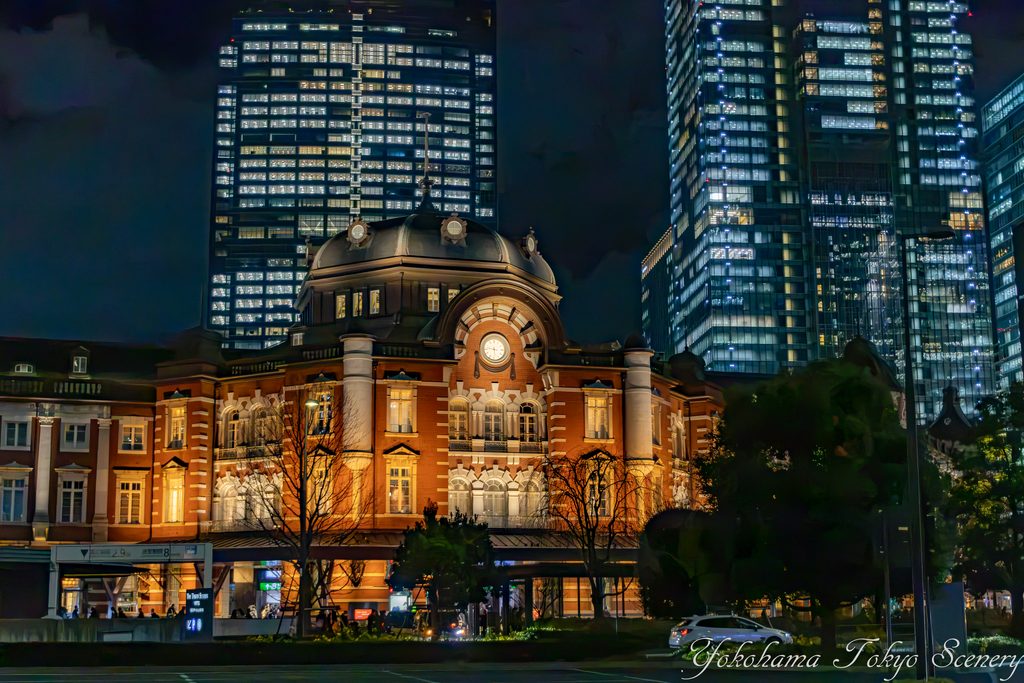 東京駅丸の内駅舎と高層ビルの夜景