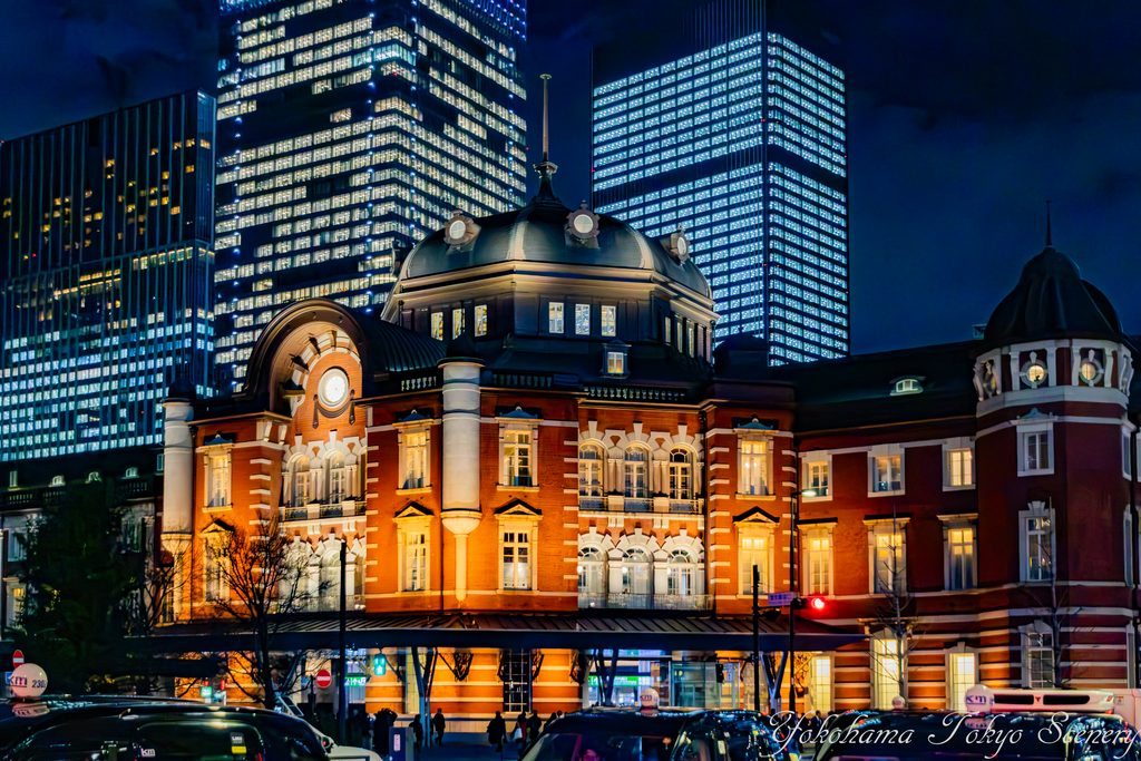 東京駅丸の内駅舎と高層ビルの夜景