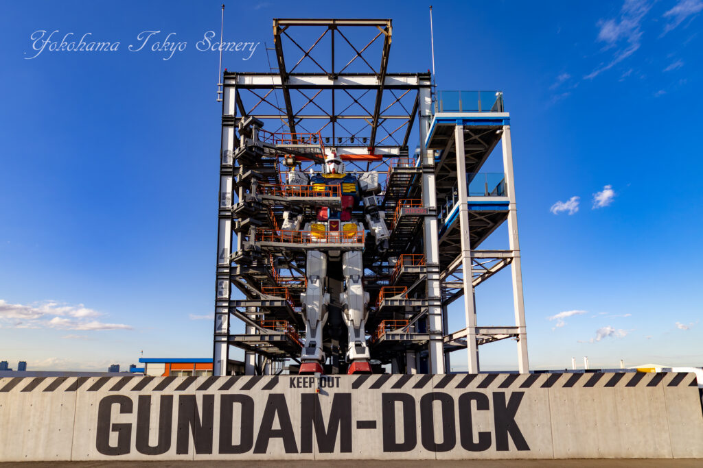 GUNDAM-DOCKと青空を背景にした実物大ガンダム