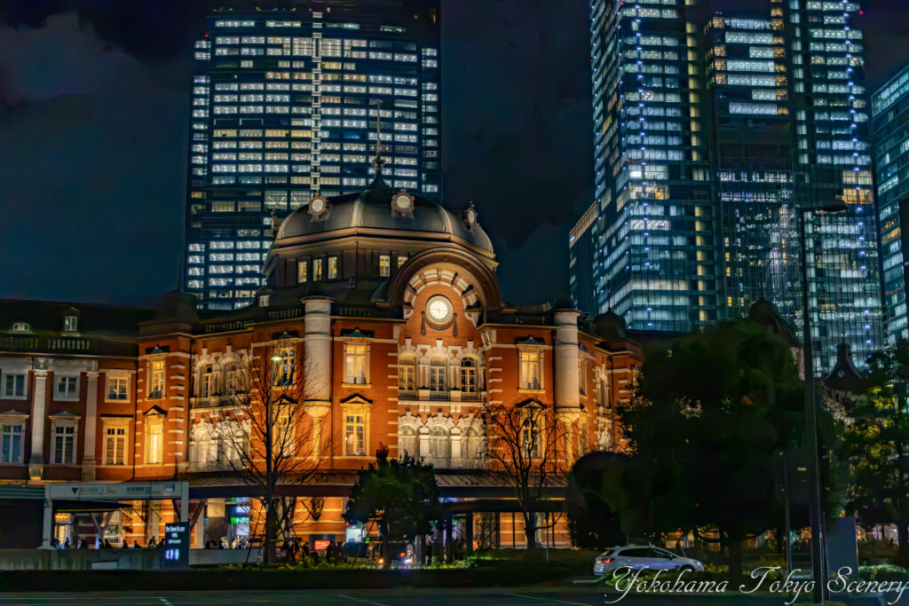 東京駅丸の内駅舎のドームと丸の内の高層ビルを捉えた夜景